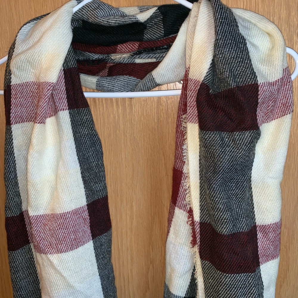 Light Scarf - Picture 2 of 4